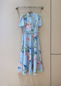 Leo Li*N新品连衣裙推荐 浅天蓝色连衣裙，满印缤纷花卉。 立领+泡泡短袖设计复古又可爱。2侧设有口袋，纯棉质地舒适透气，且搭配同色系腰带勾勒纤细腰肢。裙摆