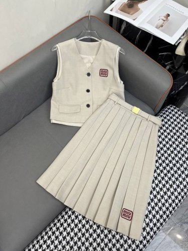 miumi* 25Ss新款对丝工艺马甲压褶半身裙套装 字母绣花装饰 配色高端优雅 简约气质 两色三码Smla807P
