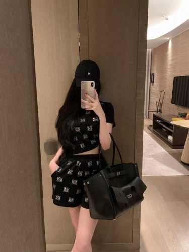 上新 Loew* 罗意威 满幅烫钻短袖短裤套装～～ 一套上身超级显瘦！！ 颜色：黑色 白色 码数：S M L见尾图