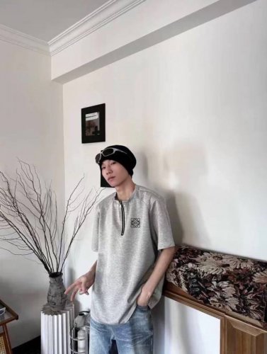 新款罗意威Loewe 半拉链立体金属扣装饰螺纹针织情侣同款宽松落肩短袖T恤 ~采用280克液氨太空棉面料 ~立体裁剪 宽松版型 男女皆可穿 ~刺绣工艺 半拉链顺