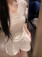 alo收腰V领短袖上衣抽绳松紧腰短裤套装 款号：25672705319 颜色：黑色 白色 尺码：Sml S码80-95斤 M码95- 斤 L码 -125斤