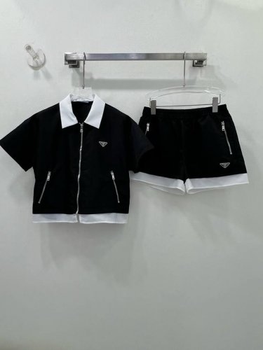 prad* 25新款套装定制Yb进口再生尼龙材质 挺括舒适有型 面辅料开发 翻领短袖上衣松紧休闲短裤 胸前沿用开襟拉链调节 配合三角标的装饰增添造型层次感 低调