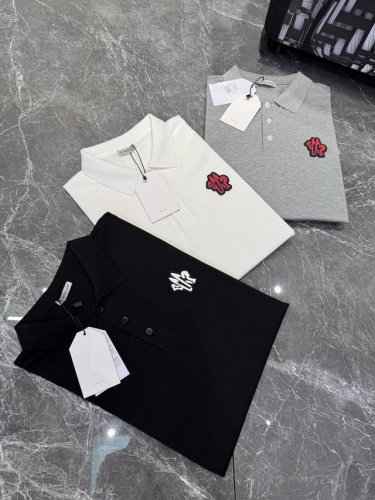 Moncler 25Ss夏季经典polo衫！订制丝光珠地棉面料打造，胸口经典小帽子绣花点缀.纯色干净搭配.简约大方时尚！ 颜色：白色.黑色. 码数：M-4Xl