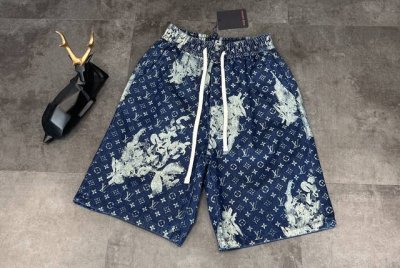 新款短裤上新：Lv路易威登 2025夏季新款重工渲染满印做旧牛仔短裤，定位裁剪拼接设计，轻微做旧浅蓝色洗水，经典Monogram 元素电缀，锤子固定环呈现L和V