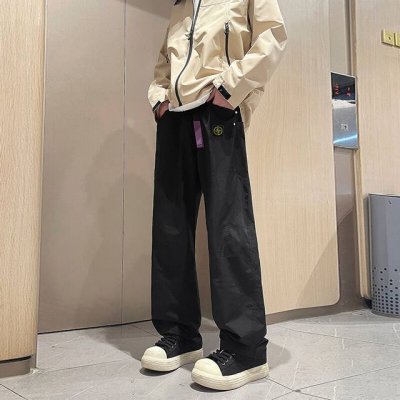 Stone Island 石头岛美式弯刀工装裤，，经典直筒裤型，宽松的版型，对于腿部的修饰特别Nice，满足日常需求同时丰富裤子的细节，多种功能，腔调满满，很值
