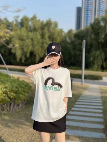 上新 Ev喷溅油漆海鸥喷雾雾霾T桖 颜色：黑色 白色 尺码S-Xxl 这件圆领T剪裁宽松，非烫画版本！！ Ev以街头文化为灵感，这款T恤印花搭配涂鸦风格得喷雾海