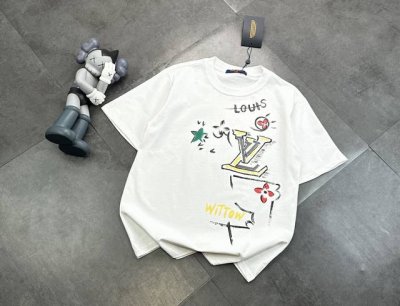 潮牌Lv路易威登直喷印花工艺工艺情侣款短袖T恤！ 240G双纱潮牌专用棉，纹理清晰，质感满满，同缸定染1×1无色差精密纯棉螺纹，层搭叠穿，自留好货，强烈推荐~