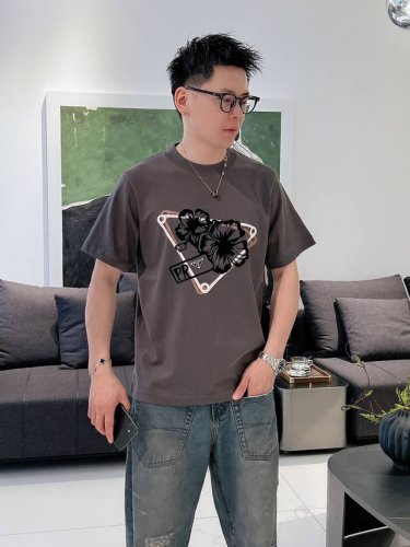 普拉达春夏新款首发专柜最新款短袖圆领T恤 高端订制 设计前卫时尚！品牌Logo重工艺设计 高端定制230克面料.手感柔软.穿着舒适.专柜级别精致车线.做工精细.