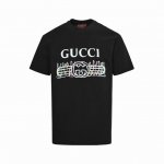 gucci 古驰 印花字母Logo短袖 传统设计以全新印花和提花细节焕新诠释。这款T恤以Gucci复古标识印花全新呈现，焕新诠释品牌经典标识。 很宽松的廓形版型
