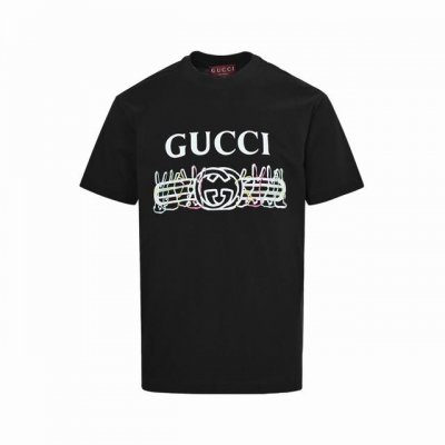 gucci 古驰 印花字母Logo短袖 传统设计以全新印花和提花细节焕新诠释。这款T恤以Gucci复古标识印花全新呈现，焕新诠释品牌经典标识。 很宽松的廓形版型