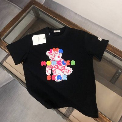 moncler 蒙口 最新款情侣款短袖T恤 彩色小熊元素印花 面料上身舒适透气 不僵硬 修身的剪裁 采用高定定制纯棉面料 上身舒适有型 内搭单穿都完全没问题 时