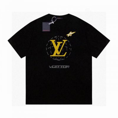 高品质Lv25Ss印花短袖！胸前品牌字母Logo大牌感十足！高端大气完美演绎，经典圆领不挑人版型上身巨显瘦 面料采用230克纯棉面料，保证舒适性同时透气冰爽的同