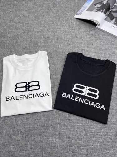 balenciaga 巴黎世家原单男士时装款圆领短袖，贸易公司渠道货，25春夏秀场系列，高颜值爆表的一款T恤，官网模特及广告画册高频穿搭的单品，买手店里的Top