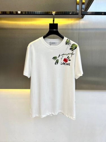 loewe 2025夏男士新款经典Logo印花圆领短袖T恤 进口高克重纯棉面料 面料手感丝滑柔软 透气亲肤性极佳 着身无比的舒适 整体质感相当之高 衣身胸前标志