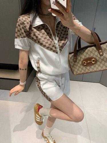 上新 Gucci 古驰 衣柜必备休闲短裤套装 提花满印设计打造超级减龄心机单品，版型百搭不挑人上身美的不要不要的！完美做工品质看细节！ 颜色：黑色 白色 码数：