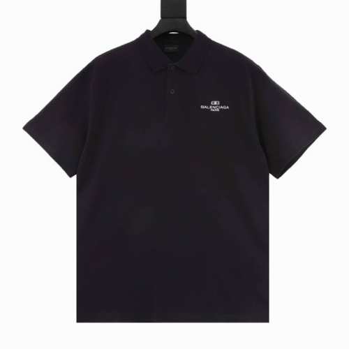 balenciaga锁扣polo短袖 当日夜界限被数据流溶解 这件珠地棉polo便成了穿梭于虚拟董事会的战甲 珠粒织纹以0.3Mm精密蜂巢矩阵铺陈 在定织定染棉