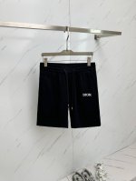dior 25春夏新款松紧带休闲短裤，专柜定制面料 透气舒适度高，细节无可挑剔，品牌元素刺绣设计理念，体现高品质。手感细腻柔软！呈现休闲裁剪，上身版型超赞！码数