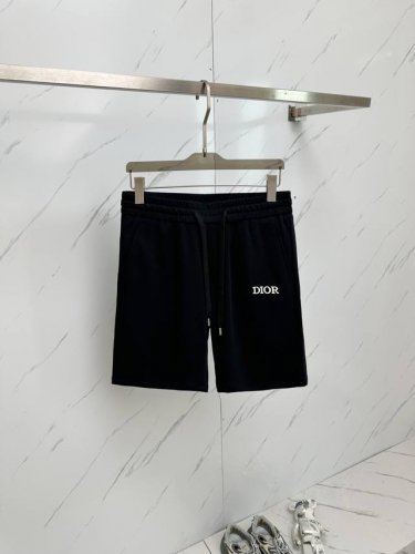 dior 25春夏新款松紧带休闲短裤，专柜定制面料 透气舒适度高，细节无可挑剔，品牌元素刺绣设计理念，体现高品质。手感细腻柔软！呈现休闲裁剪，上身版型超赞！码数