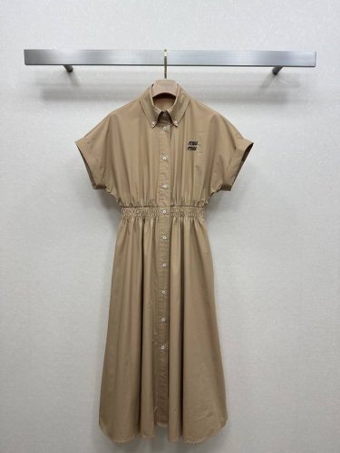 miumi*2025Ss 新品连衣裙，定制Yb防晒面料质感透气 舒适亲肤 翻领开扣连衣裙 腰部松紧弹力设计 分量感十足的裙摆对身材包容度极高 利用弹力腰封装饰
