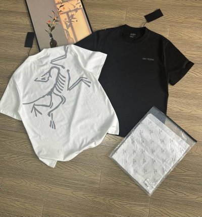 高品质始祖鸟 Arc'teryx 24Ss 新款印花后背大鸟Logo宽松男女同款圆领纯棉短袖T恤 宽松版型330G全棉精梳棉！！！ 颜色： 黑色-白色 尺码M-