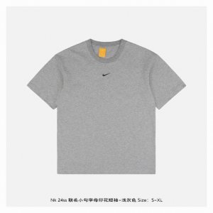 nike X Nocta 24Ss 联名小勾字母印花短袖-浅灰色 面料采用 克重精梳棉，定制32支1*1螺纹，成衣两遍水洗处理，面料舒适亲肤无异感，定制定染面料