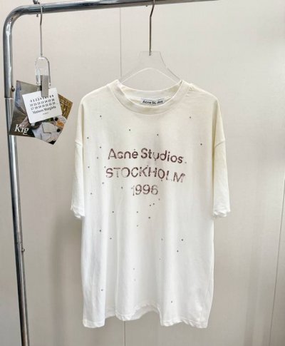 品名：Acn* Studios新款 1996做旧扎染烫钻短袖 尺码：S.M.L 颜色：白色 不需要精致的妆容和完美的身材，也能穿出和她们一样的松弛感。这就是Ac
