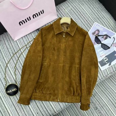 强烈推荐 25年早春系列 Miu*新款绒面小羊绵皮翻领夹克外套 字母标后背点缀 Sml