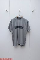 L593 Ba巴黎世家 印花字母不规则下摆短袖T恤，采用平纹针织面料，正面饰以Human Being艺术作品印花，下摆采用不规则破坏裁剪，整体走线平直细腻，面料
