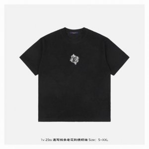 LV 25Ss 速写线条老花刺绣短袖 面料采用230克重精梳棉 定制32支1*1螺纹 成衣两遍水洗处理 面料舒适亲肤无异感 定制定染面料 纺织密度高 垂感佳 不