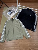 早春秋必备阿迪达斯翻领三条杠外套 时尚真的是个圈 火了好多年的经典翻领外套 立领设计，透气舒适，保持身体干爽 颜色 黑色 绿色 尺码S-Xxl S建议 斤内 M