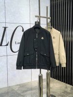。P340。蒙口。25早春新品发售夹克外套，休闲日常穿搭！上身修饰身形、将时装美学和新都市商务休闲概念完美融合，通体将意式的极简、干练和户外功能性风格极致诠释，