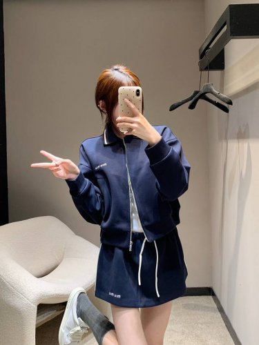 外套 半裙 Miumi* 25Ss春夏新款 时髦风翻领拉链短外套+半裙丨独家高版出品！定制进口高密双股珠地纯棉面挺阔有型。宽松版型上身绝绝子！复古风甜妹减龄穿搭