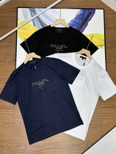 prada普拉达立体Logo标志2025专柜同款原版定制最新的贸易订单短袖T恤，胸前高温立体压花全品相！这款基础款T恤秉承品牌简约的理念，高品质加密精梳棉面料！