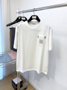 纪梵希、2025最新款短袖T恤，帅气时尚，胸前精致刺绣图案Logo，简约百搭款。面料棉 不仅挺括，保持潮流的廓形，又穿着舒适，纱织更细腻，码数S-Xl