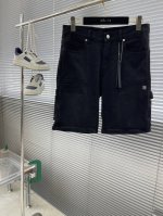 amiri 25Ss新款工装风牛仔短裤 拉链直筒工装短裤 超级帅的单品 两侧饰有后置盖等搭配 整体高级感拉满裤子版型 打造腰部以下都是腿的即视感~上身百搭舒适