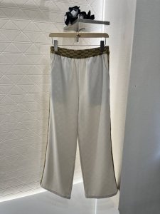 Gucc*2025新品上架 提花织带烧花长裤 定制Yb进口材质 质感高级 垂顺有型 直筒长裤版型 腰间延伸至腿外侧以织带撞色装饰 贴身收腰更显曲线美 点缀提花双