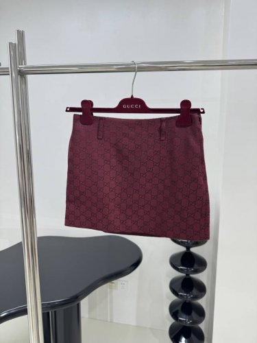 春夏新品Original 帆布迷你半身裙 采用红色Rosso Ancora Original Gg帆布打造 通体饰有品牌标识英文刺绣 低腰设计 带衬里 腰带环搭