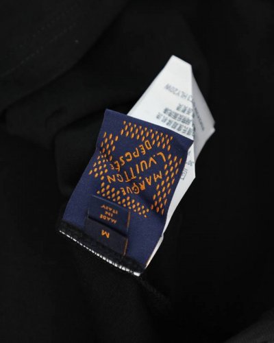 细节图# Louis Vuitton 路易威登Lv 红标刺绣前后经典大字母涂鸦圆领短袖 法国路威酩轩集团-Lvmh旗下品牌，著名奢侈品箱包和皮具品牌，百余年的传
