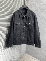 Lv‘’Ss25早春新款牛仔外套。采用客供高密度精材质面料，软糯亲肤，立挺有型，品牌字母Logo，满满的时尚感；适合多种穿搭风格；一款不挑年纪的外套。码数：M-