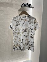 Dio*2025新品上架 活性印花森系 定制Yb丝光全棉材质 透气舒适 质感十足 常规短袖T恤裁剪 凸显品牌格调 采用克重纯棉制成 略带有弹力 呈现显瘦视觉效果