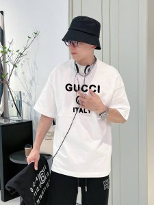 酷奇 新款字母印花双层重工短袖T桖 字母图案不管是T桖还是卫衣都是每年的爆款单品 前幅大面积印花采用大康丽数码印花机直喷 成本极高 经过多次的调试打版图案色差还