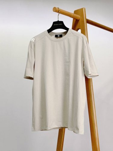descente 迪桑特 2025Ss春夏新品 休闲印花短袖 肩部浮雕标识 背部数码定位印花图案 辨识度极高 完美的符合 最新系列风格的时尚理念 体验最新风情