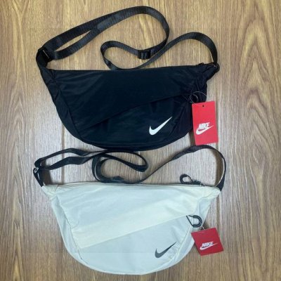 Nike耐克饺子包多功能运动旅游休闲腰包手提包单肩包斜挎包 颜色：黑色 米白色 尺寸：37X 8 Cm 7118