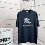 Bur巴宝莉 2025春夏新款 潮牌新品印花圆领短袖T恤 最新砖柜同步 280克重全棉 时尚又个性 超级百搭好看的一款 男女同款 人手必备款 吊牌 领标 水洗麦