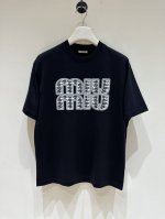 新品 T9- Miu原单男士时装款纯棉圆领短袖T恤，高端贸易渠道货，25年春夏新品，凹造型必备单品！ 设计感超强，设计师巧妙将经典品牌字母，以重磅环保胶印工艺呈