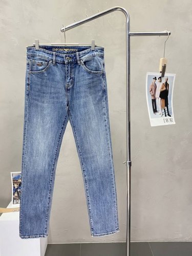 armani阿玛尼独家专供新款 休闲牛仔裤高端版本！专柜定制面料 透气舒适度高，细节无可挑剔，品牌元素设计理念，体现高品质。手感细腻柔软！呈现休闲裁剪，上身版型