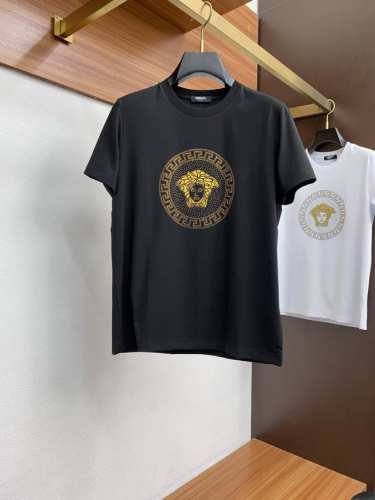 范思哲 2025春夏秀款顶级进口丝光棉面料短袖 修身版型 专柜款时尚不失奢华 品质毋庸置疑 上身效果超赞，奢华官网同款 码数 M-3Xl