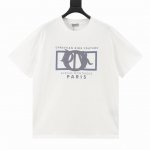 Dior 迪奥 24Ss 贴布刺绣字母短袖 此款T恤饰以Dior Charm标志贴布刺绣和印花 双重工艺更具创意 经典的罗纹圆领设计 休闲百搭 与各式休闲装扮搭