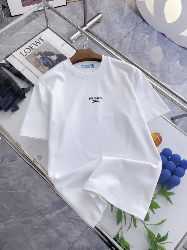 普拉达 新款字母印花双层重工短袖T桖 字母图案不管是T桖还是卫衣都是每年的爆款单品 前幅大面积印花采用大康丽数码印花机直喷 成本极高 经过多次的调试打版图案色差