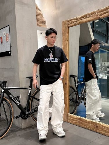蒙口2025夏季新款短袖T恤，特色的喷绘加刺绣工艺，个性艺术系列全网独家首发 百搭款细节处理完美240克纯棉面料十分精致 原版面料 网红明星同款高版本 高品质手